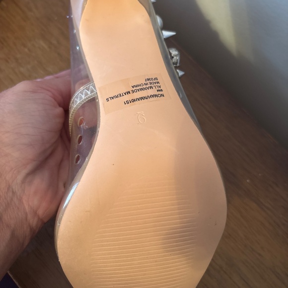 Clear and nude color pointed toe pumps - Picture 3 of 7